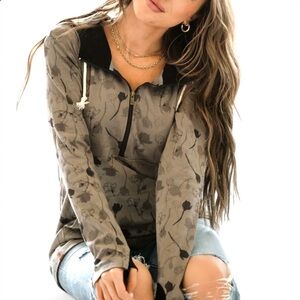 Ampersand Avenue Half Zip Sweatshirt in Botanical Bliss Size XL